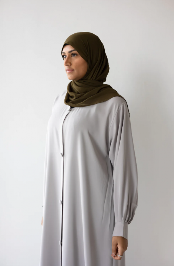 Kemeja kerja dengan lengan bishop dan kancing depan